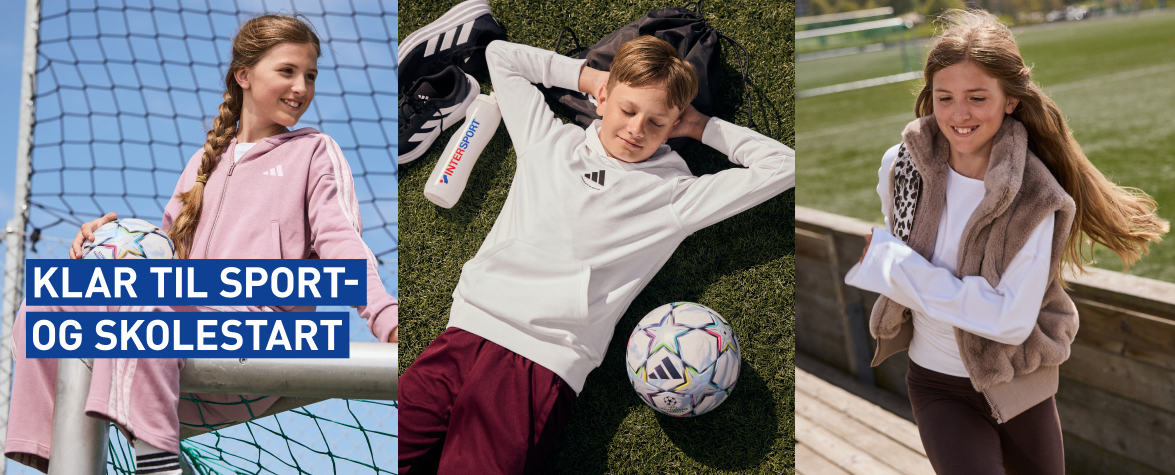 Tre børn i sportsudstyr ved en fodboldbane: pige ved mål, dreng ligger på græs med bold, pige løber ved sidelinje