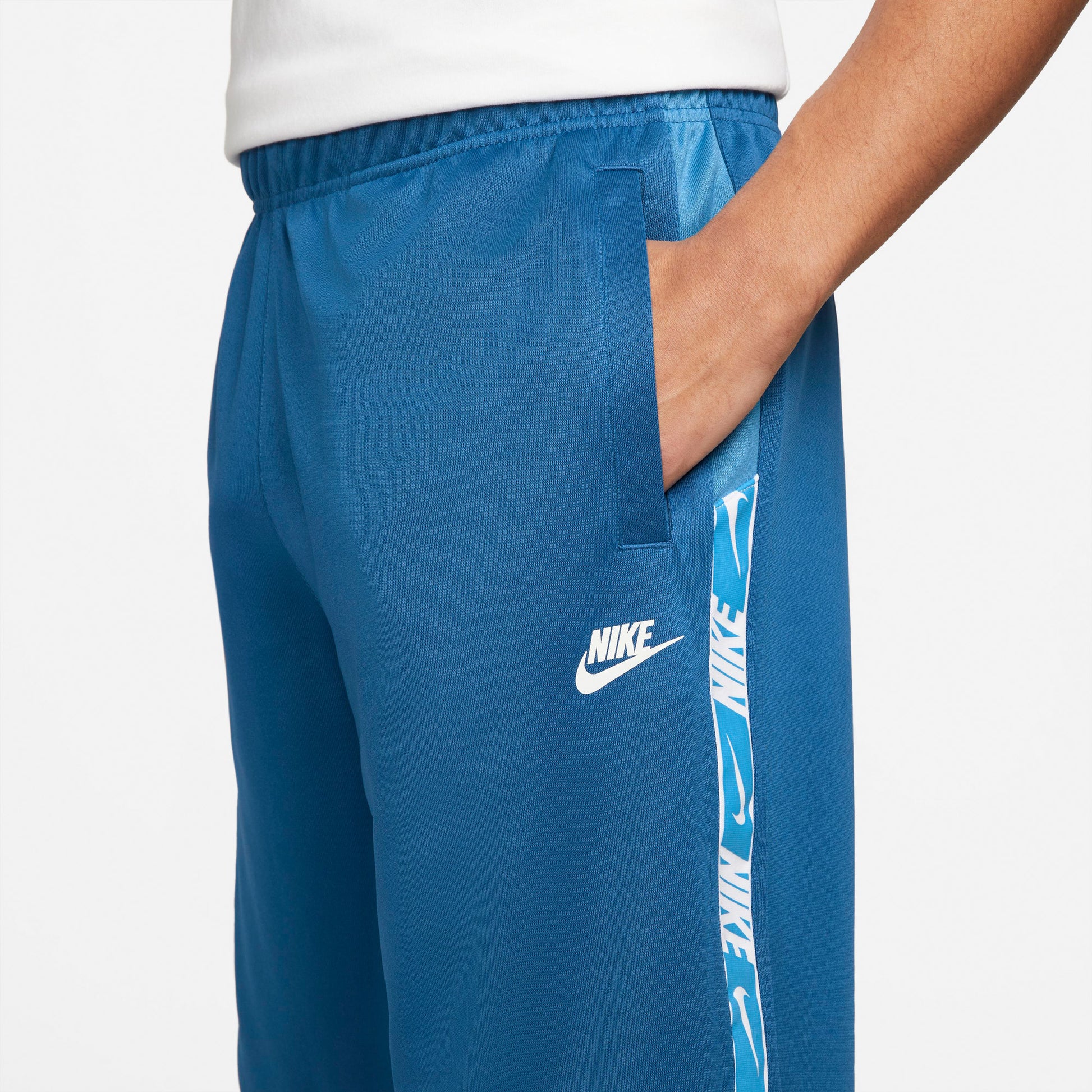 Sportswear Repeat shorts